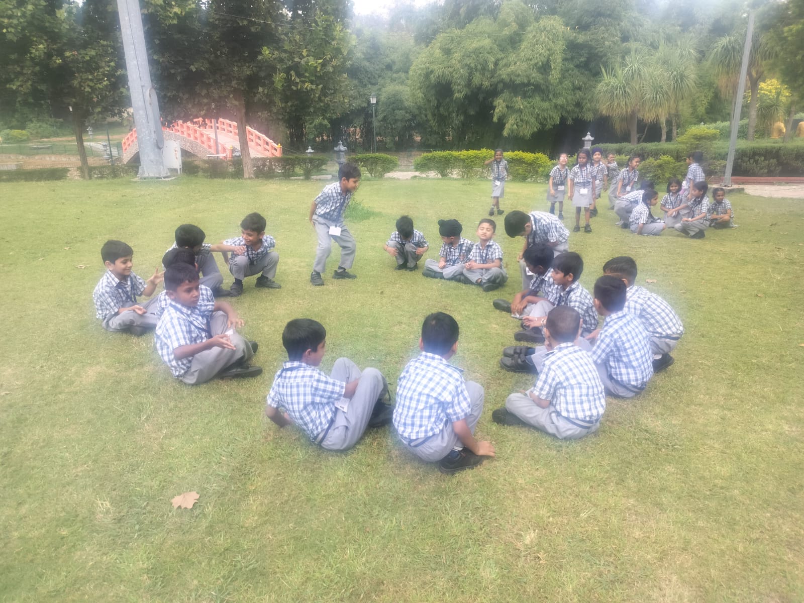Kindergarten children during the trip