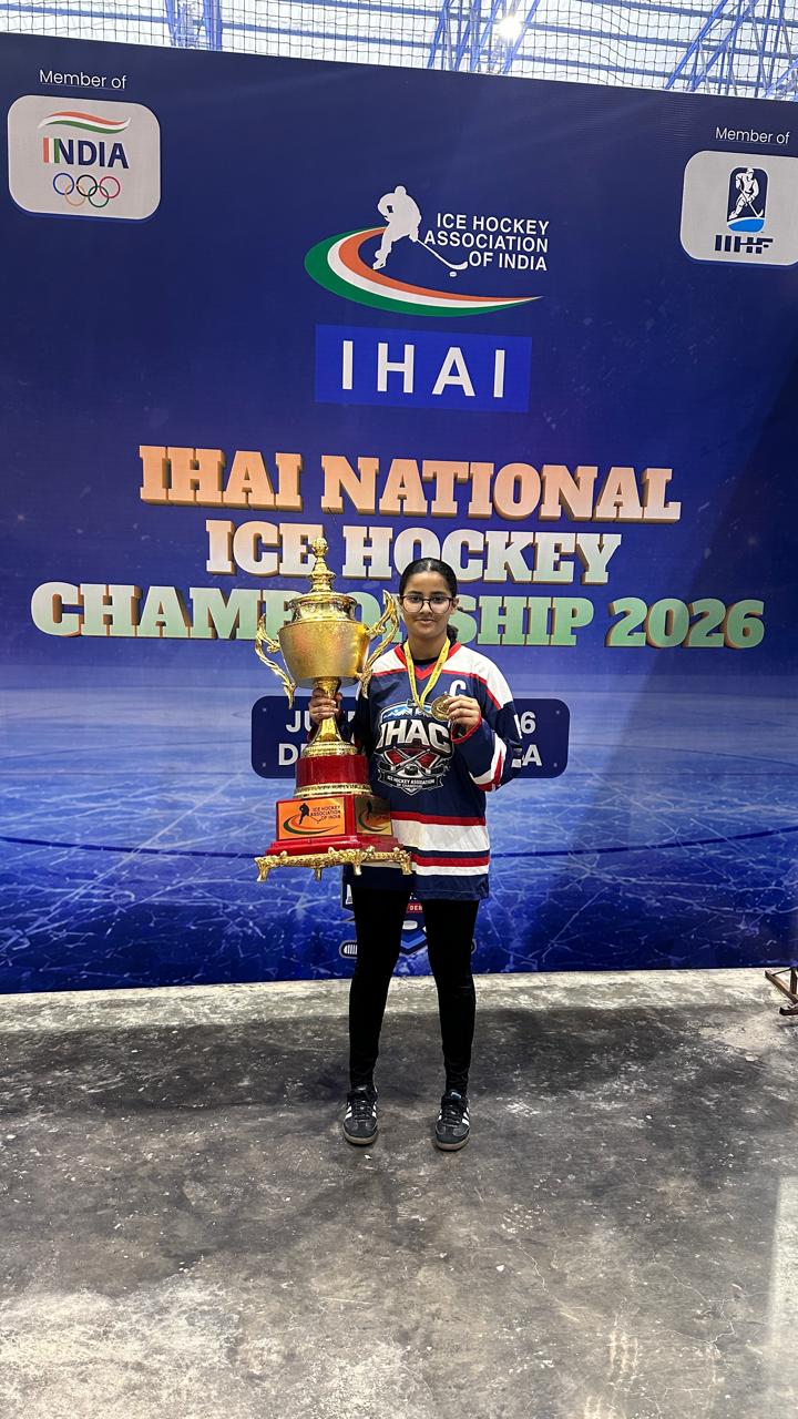 Jasmine Saini with Gold Medal Trophy